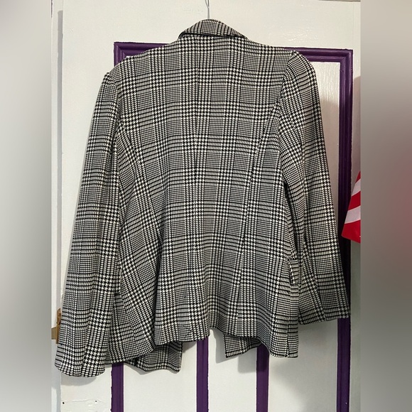 Forever 21 Black and White Blazer - Size M - Picture 3 of 3